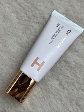 Hourglass Veil Hydrating Skin Tint in shade 5